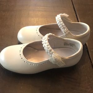 Bone colored toddler size 6 dress shoe